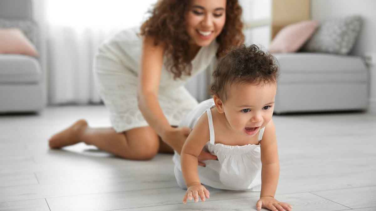 5 Cara Mudah Melatih Bayi Merangkak