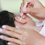 Cara Aman Membersihkan Kotoran Telinga Anak