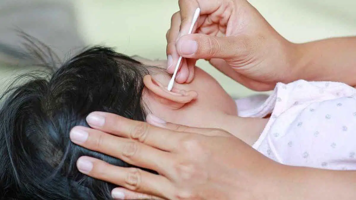 Cara Aman Membersihkan Kotoran Telinga Anak