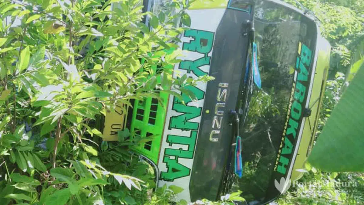 Minibus "Barokah" Guling, As Roda Kiri Belakang Patah