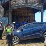 Mobil Honda HRV Tabrak Tiang Teras Rumah Warga Sumenep