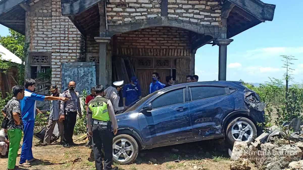 Mobil Honda HRV Tabrak Tiang Teras Rumah Warga Sumenep