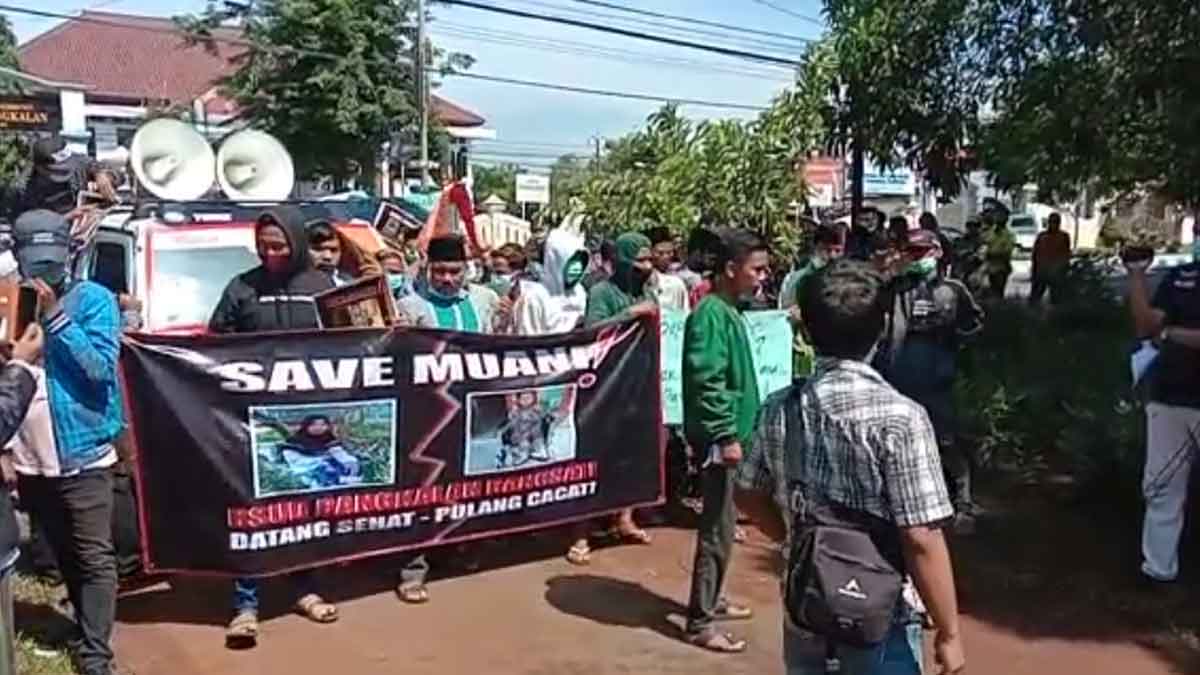 Persoalkan Pelayan RSUD, PMB Demo Kantor DPRD Bangkalan