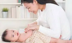 4 Pertolongan Pertama Saat Bayi Sembelit