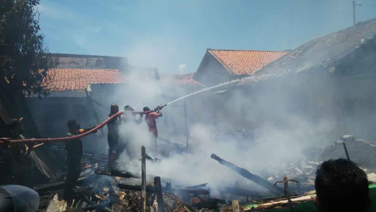 Rumah di Lokasi Padat Penduduk Terbakar