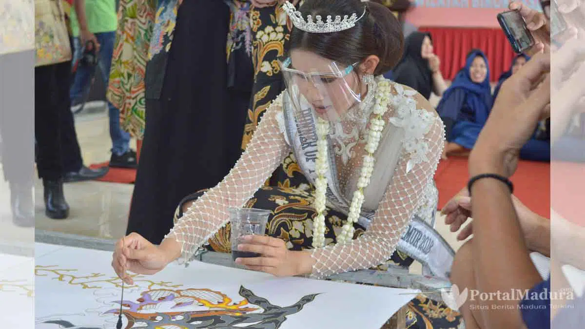 Runner Up I Putri Indonesia Jawa Timur 2018 Ayuk Hartiningsih Ibrahim membatik di Rutan Klas IIB Sumenep (Foto. Badri Stiawan @portalmadura.com)