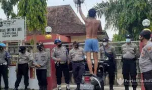 Seorang Diri, Pemuda Sumenep Nekat Telanjang Dada Sambil Berorasi