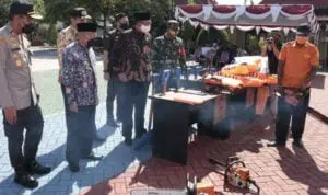 Petugas memperagakan alat-alat, seperti mesin pemotong kayu. (Polres Sumenep)