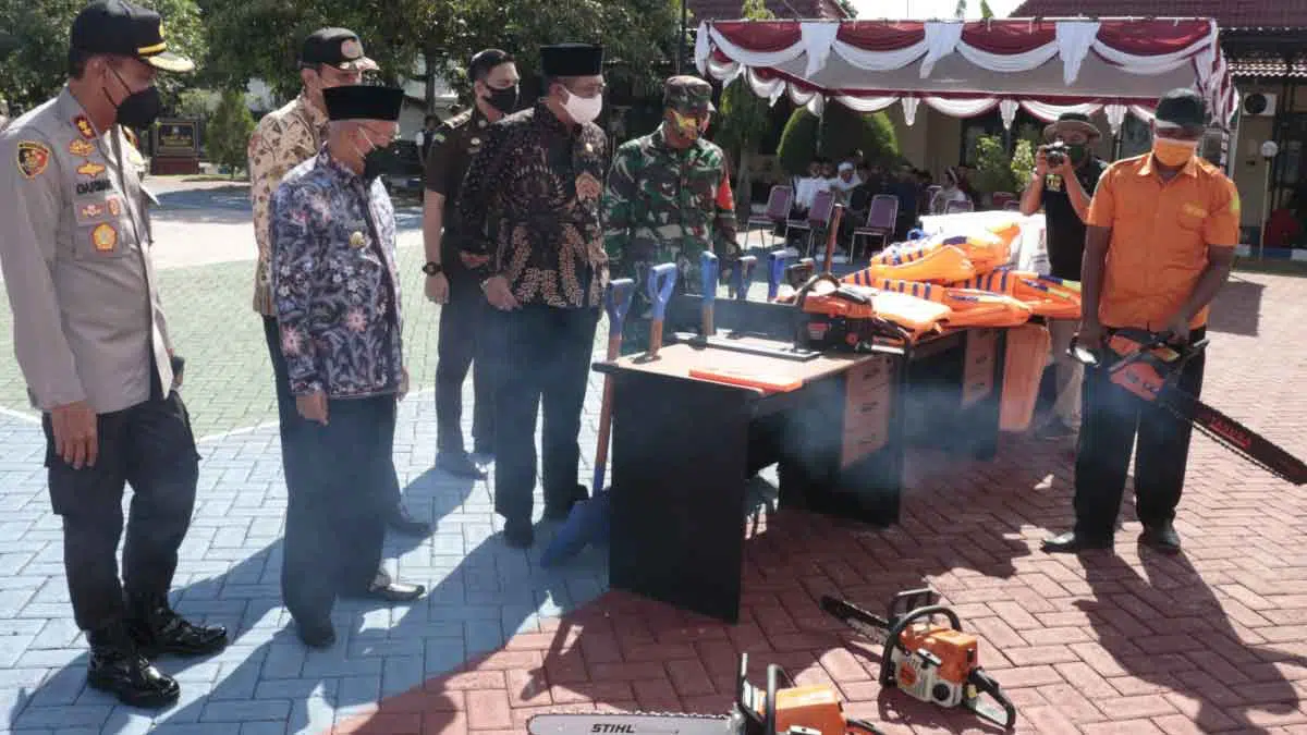 Petugas memperagakan alat-alat, seperti mesin pemotong kayu. (Polres Sumenep)