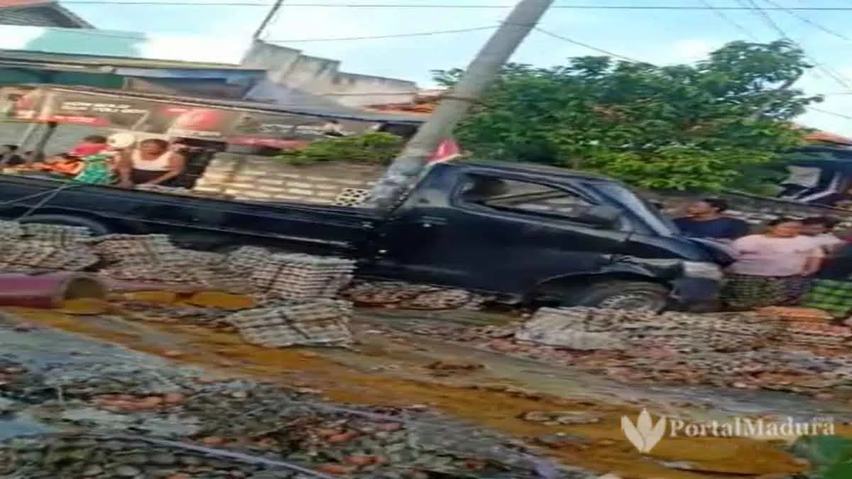Tabrak Pembatas Jalan, Ribuan Telur Tumpah ke Jalan