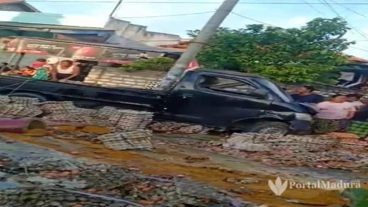 Tabrak Pembatas Jalan, Ribuan Telur Tumpah ke Jalan