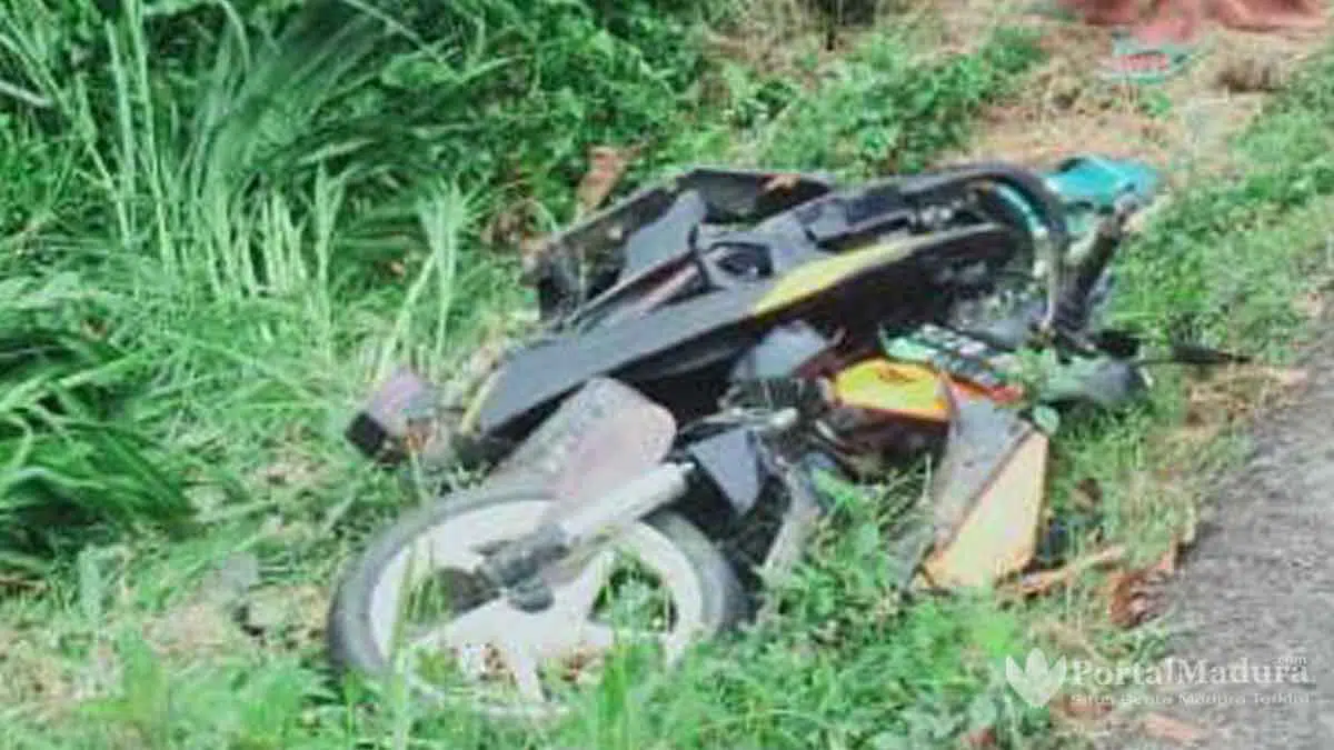 Tambrak Avanza Terpental ke Innova, Satu Pembonceng Motor Tewas di Sampang