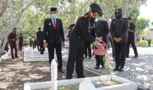 Tabur Bunga dan Ziarah di TMP, Sampang Perketat Prokes