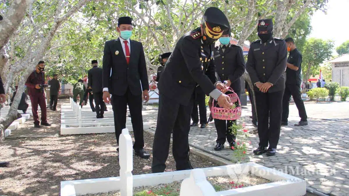 Tabur Bunga dan Ziarah di TMP, Sampang Perketat Prokes