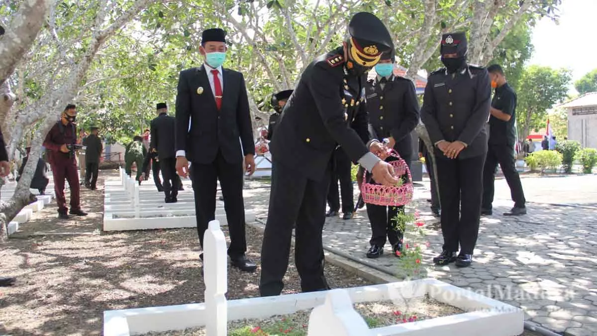 Tabur Bunga dan Ziarah di TMP, Sampang Perketat Prokes