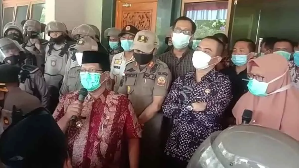 Wabup dan Direktur RSUD Bangkalan Temui Pendemo