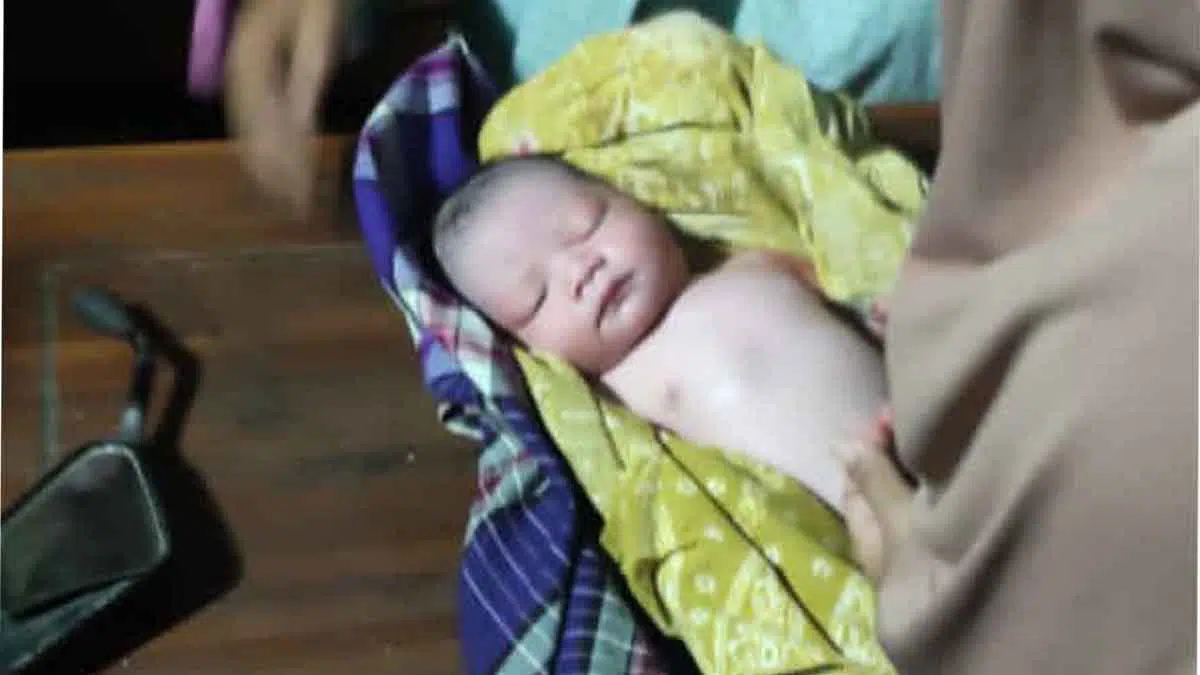 Warga Pamekasan Temukan Bayi Laki-laki Dibungkus Kardus