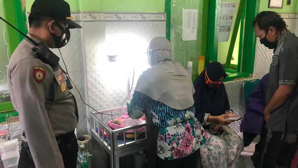 Warga Temukan Bayi di Bungkus Kardus di Teras Masjid Kalimo’ok Sumenep