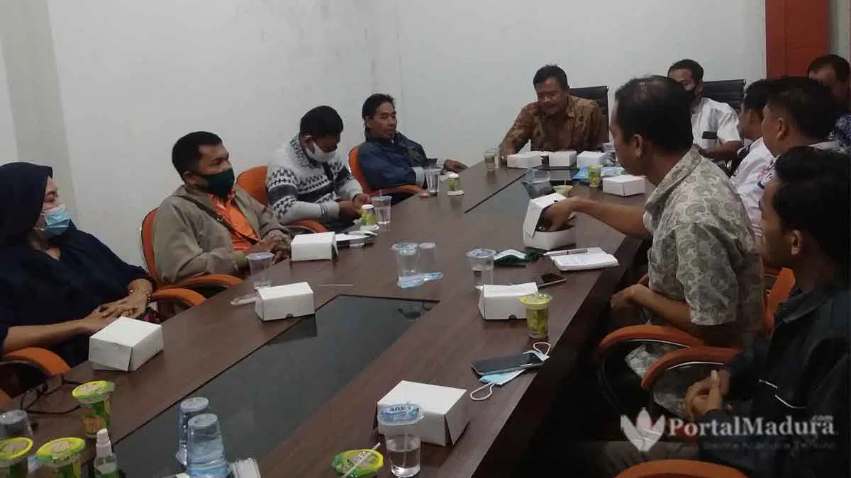 Geruduk Kantor PT Sumekar, Warga Pulau Sumenep Keluhkan Layanan Kapal DBS