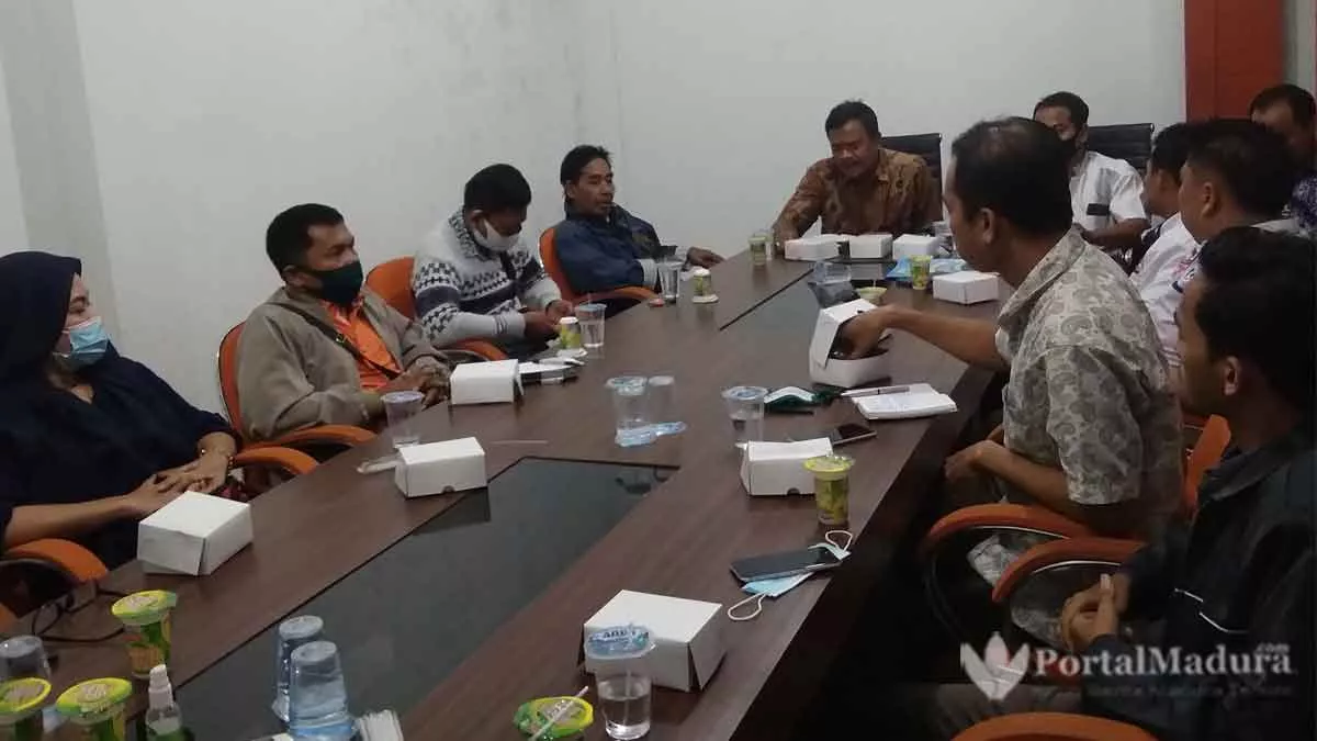 Geruduk Kantor PT Sumekar, Warga Pulau Sumenep Keluhkan Layanan Kapal DBS