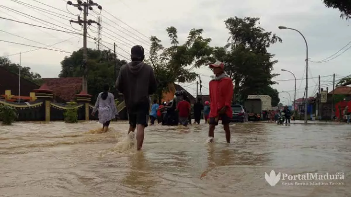 Banjir Blega Bangkalan Ganggu Arus Lalu Lintas