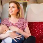 4 Cara Menyusui Bayi saat Bepergian