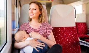 4 Cara Menyusui Bayi saat Bepergian