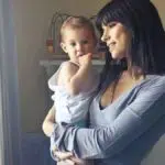 Cara yang Tepat Menggendong Bayi dalam 6 Posisi