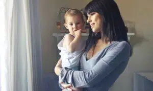 Cara yang Tepat Menggendong Bayi dalam 6 Posisi