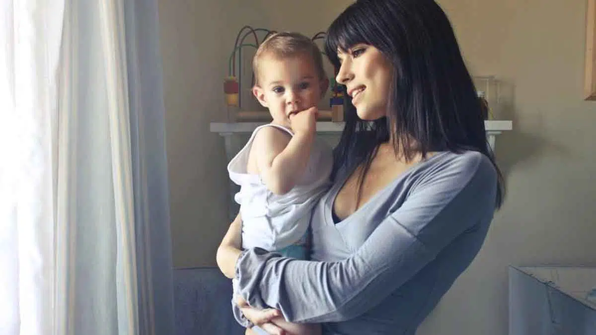 Cara yang Tepat Menggendong Bayi dalam 6 Posisi