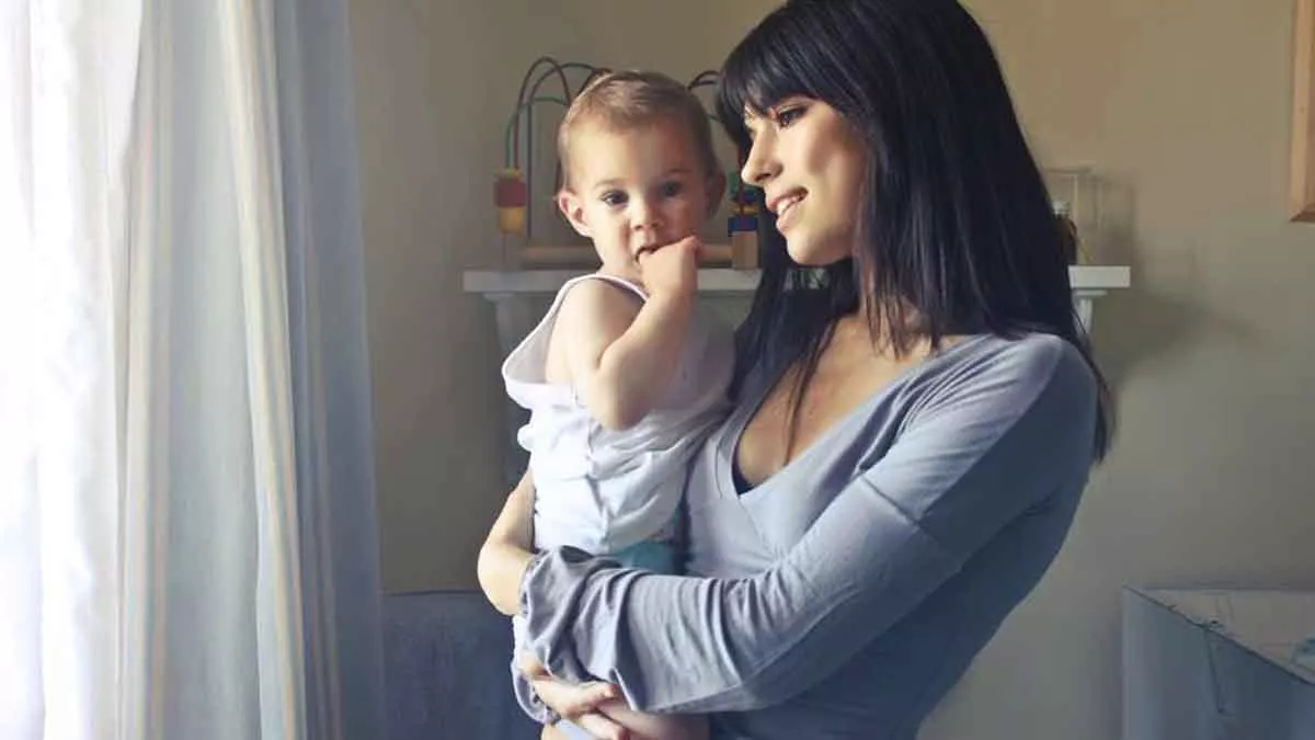 Cara yang Tepat Menggendong Bayi dalam 6 Posisi