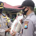 Dilanda Banjir Saat Covid-19, Warga Sampang Terdampak Dapat Bantuan Beras