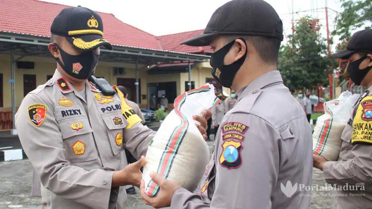 Dilanda Banjir Saat Covid-19, Warga Sampang Terdampak Dapat Bantuan Beras