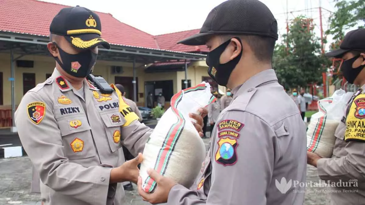 Dilanda Banjir Saat Covid-19, Warga Sampang Terdampak Dapat Bantuan Beras