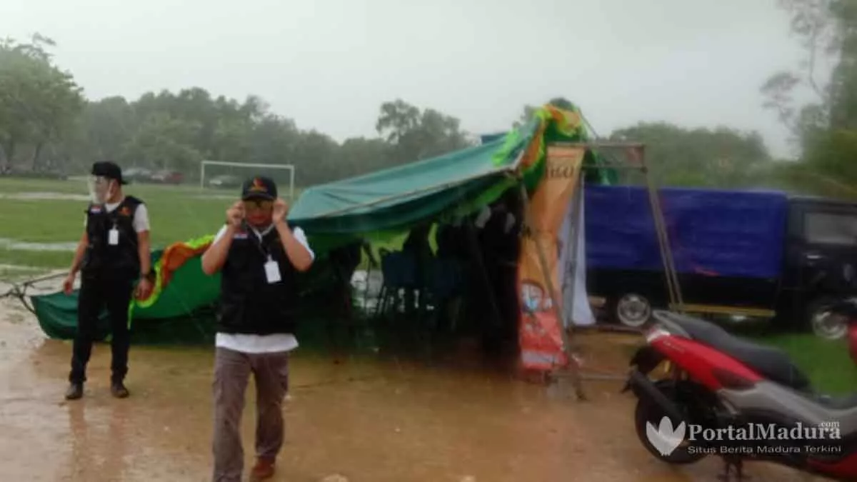 Diterjang Angin Disertai Hujan, Terop Apel Patroli Pengawasan Pilkada Sumenep Roboh