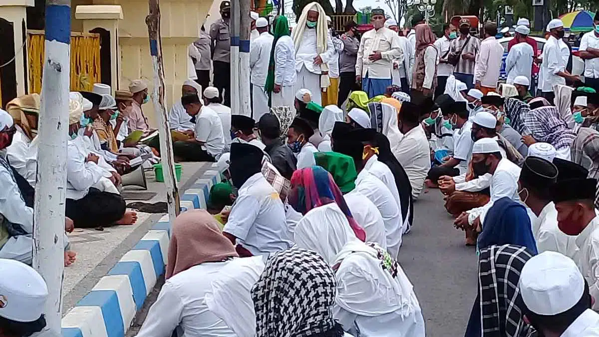 Bela IB HRS, Simpatisan FPI Datangi Mapolres Sampang