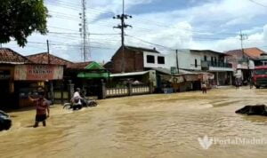 Banjir Blega Ganggu Arus Lalu Lintas di Bangkalan