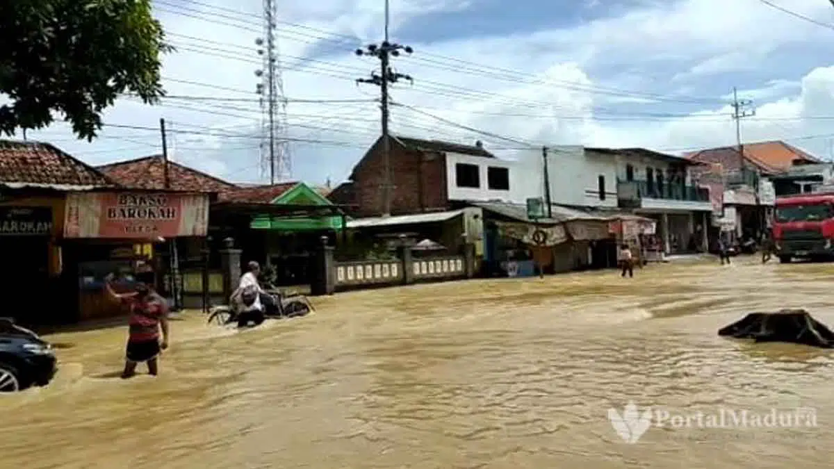 Banjir Blega Ganggu Arus Lalu Lintas di Bangkalan