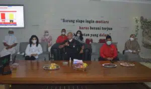 Anggota DPR RI Fraksi PDI Perjuangan MH. Said Abdullah beserta keluarga dan Cabup Sumenep 01 Ach. Fauzi menggelar konferensi pers di Gedung Putih MH Said Abdullah, di Jalan Jendral A Yani, Pejagalan, Sumenep, Rabu (9/12/2020).