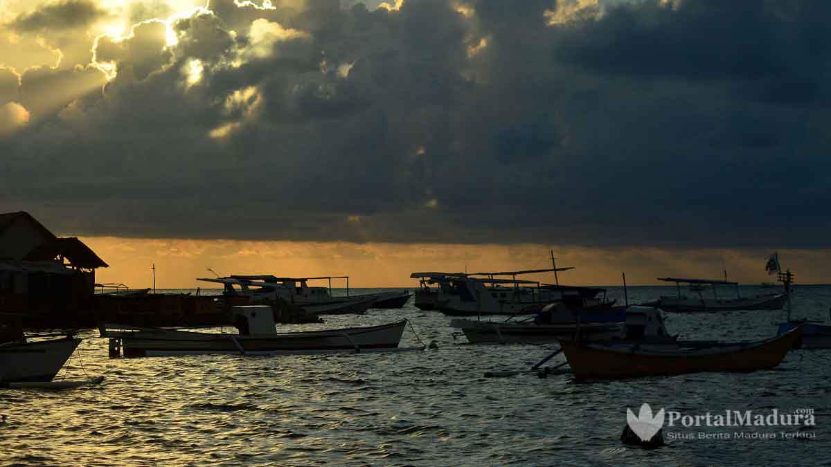 Mendung menyelimuti langit di perairan Kepulauan Kangean Sumenep