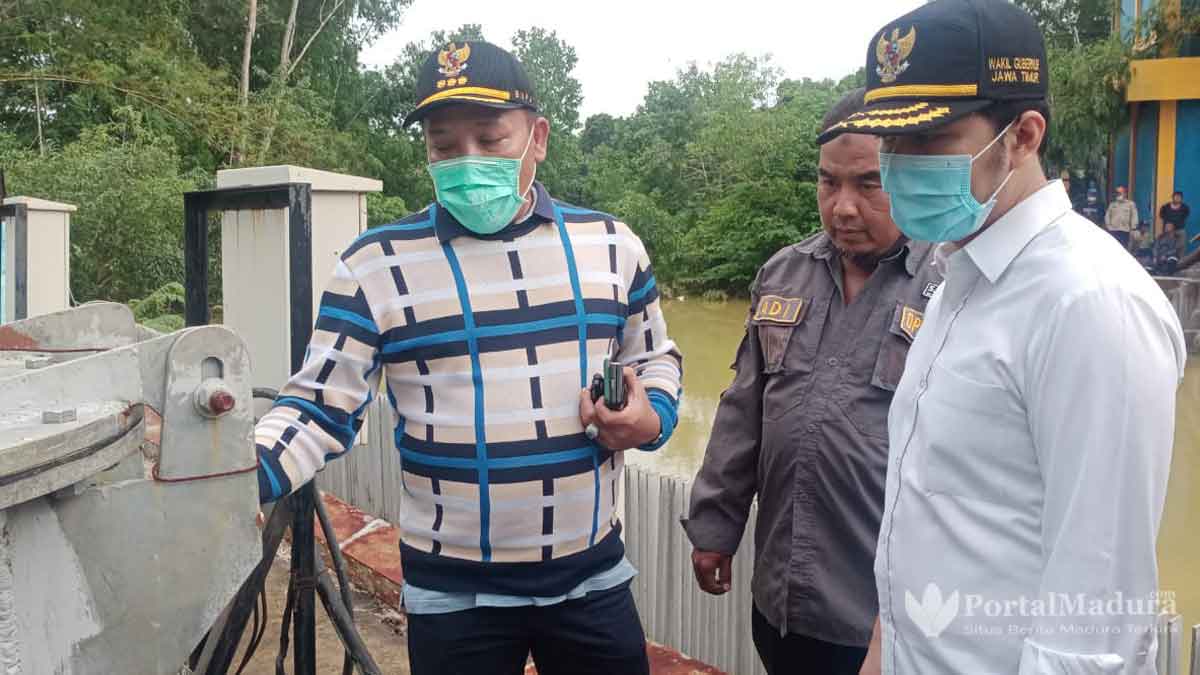 Pasca Banjir, Wagub Jatim Pantau Mesin Pompa Air di Sampang