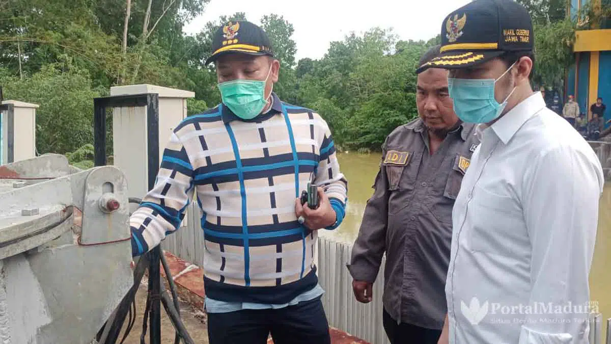 Pasca Banjir, Wagub Jatim Pantau Mesin Pompa Air di Sampang