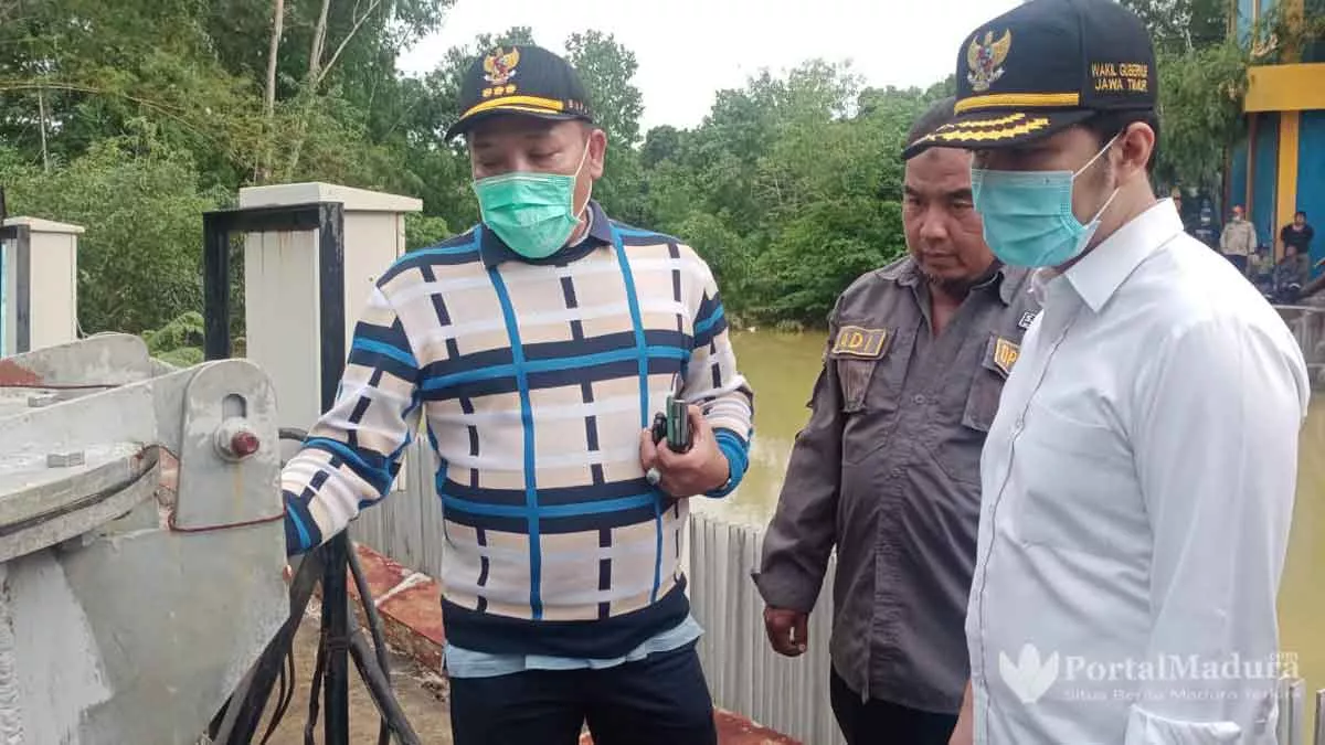 Pasca Banjir, Wagub Jatim Pantau Mesin Pompa Air di Sampang