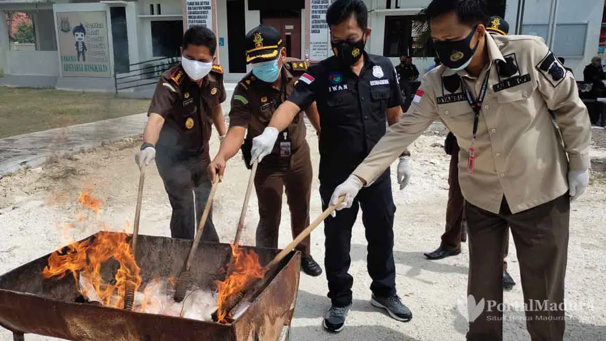 Sabu 1,5 Kg, Senpi dan Sajam Dimusnahkan Kejari Bangkalan