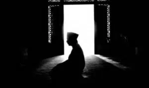 Lakukan 4 Cara Ini Agar Lebih Khusuk Salat