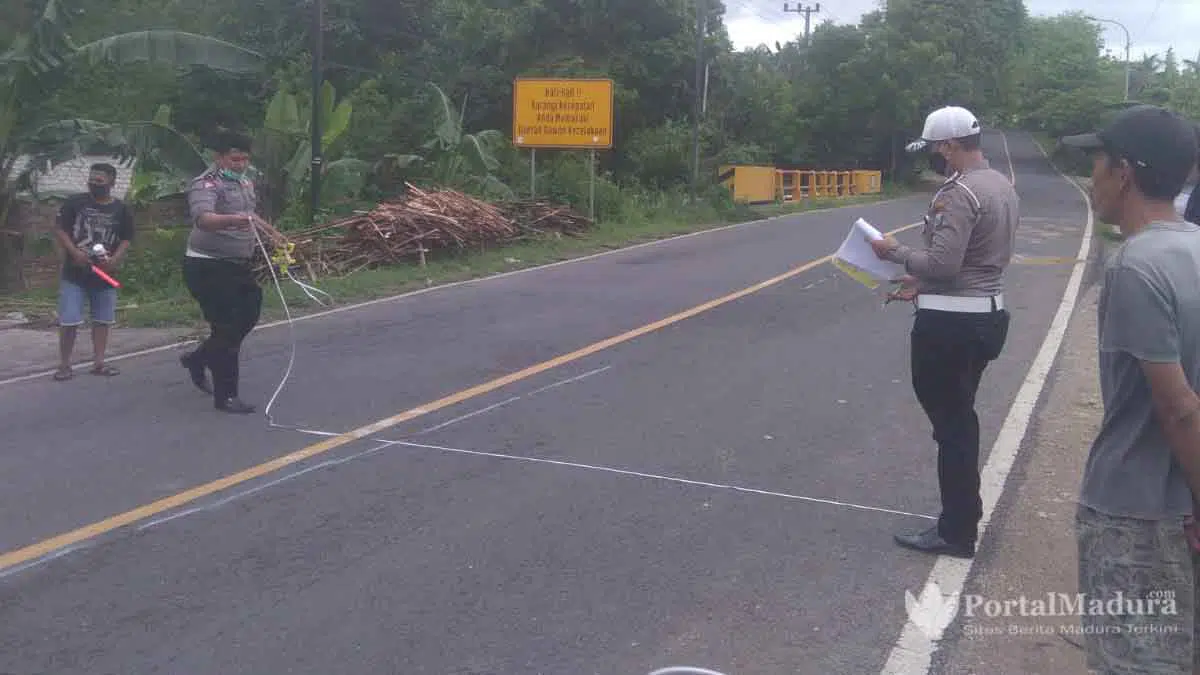 Satu Tewas, Roda Belakang Bus Mini Lepas Hantam Pemotor
