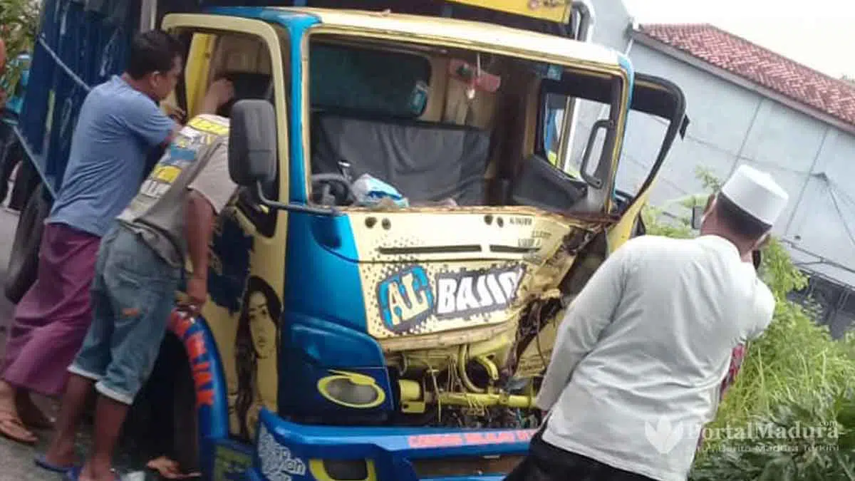 Sopir asal Batuputih, Truk Fuso Hantam Pohon di Sampang