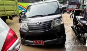Sopir Mobil Plat Merah asal Sumenep Pingsan Terjebak Banjir Blega Bangkalan