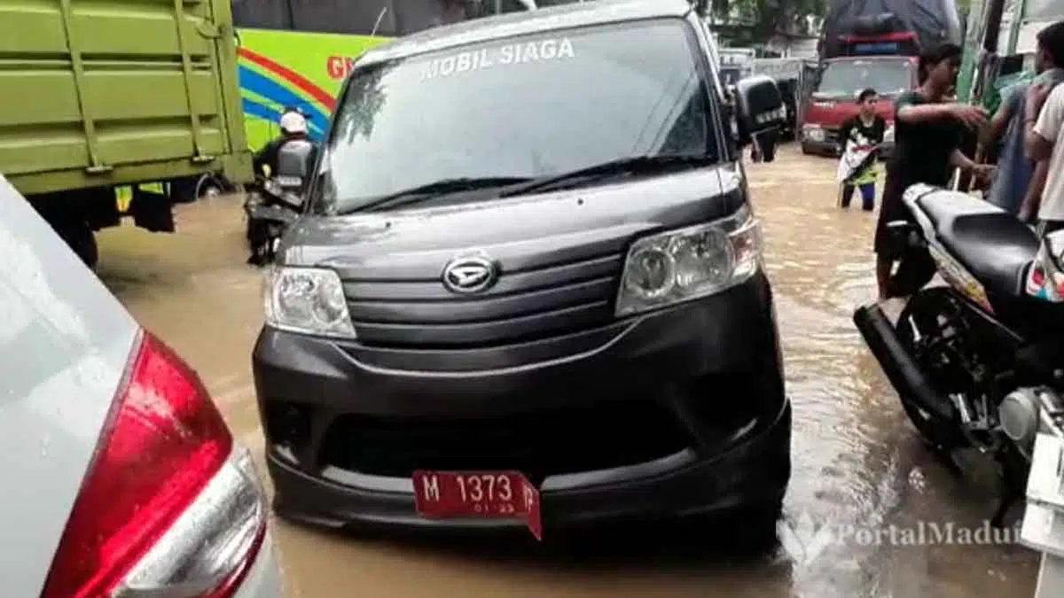 Sopir Mobil Plat Merah asal Sumenep Pingsan Terjebak Banjir Blega Bangkalan