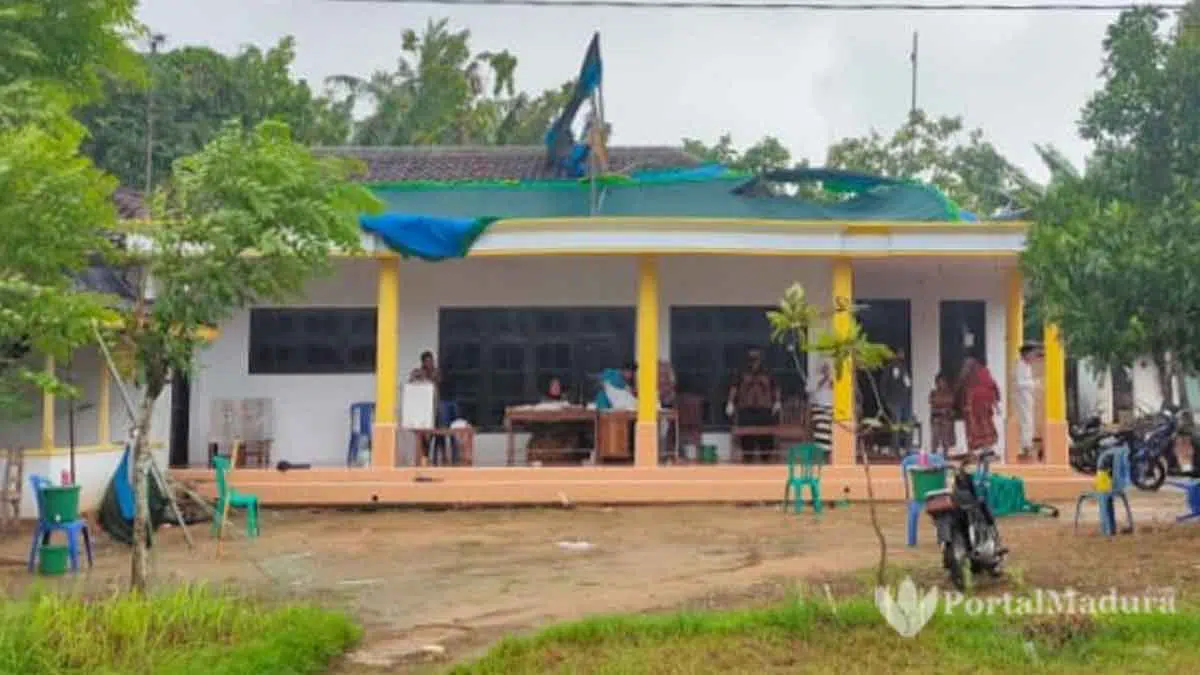 Terop TPS Terbang ke Atap Rumah, Diterjang Angin Disertai Hujan di Pilkada Sumenep